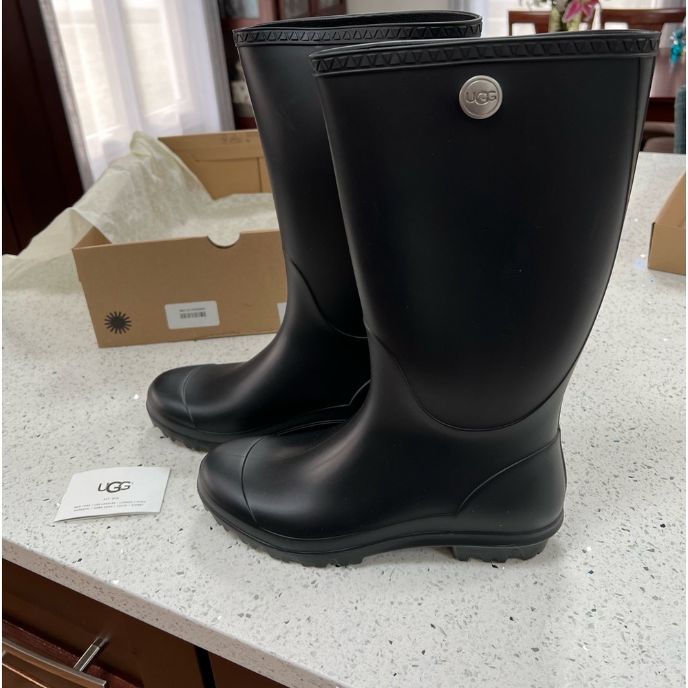 UGG W Shelby Matte Rain Tall Boots.Size 9. Matte Black.